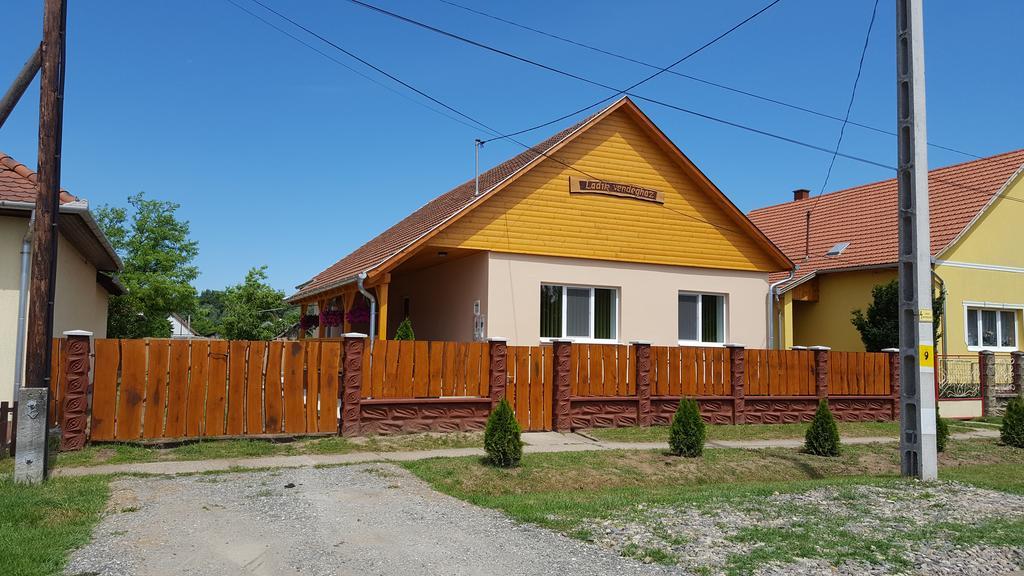 Ladik Vendeghaz Hotel Tiszafured Exterior photo