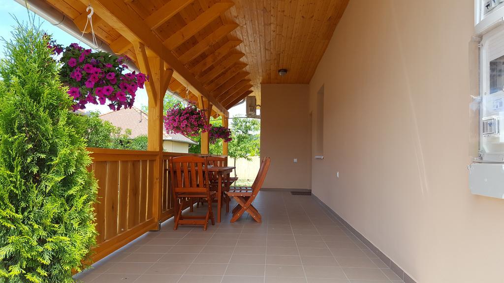 Ladik Vendeghaz Hotel Tiszafured Exterior photo