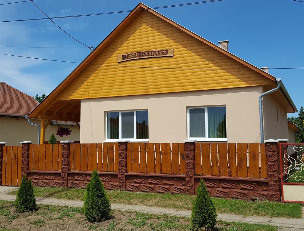 Ladik Vendeghaz Hotel Tiszafured Exterior photo