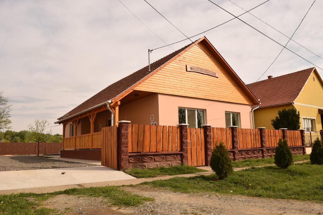 Ladik Vendeghaz Hotel Tiszafured Exterior photo