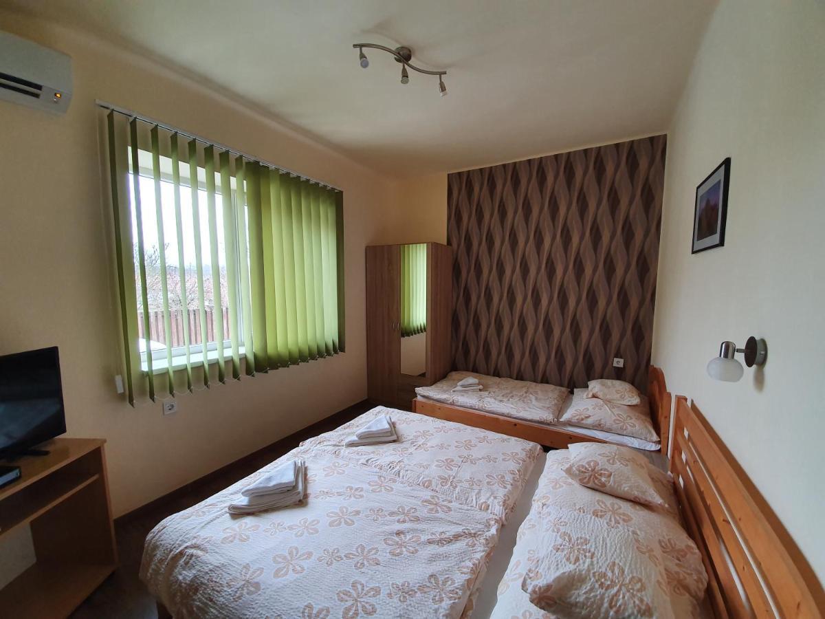 Ladik Vendeghaz Hotel Tiszafured Exterior photo
